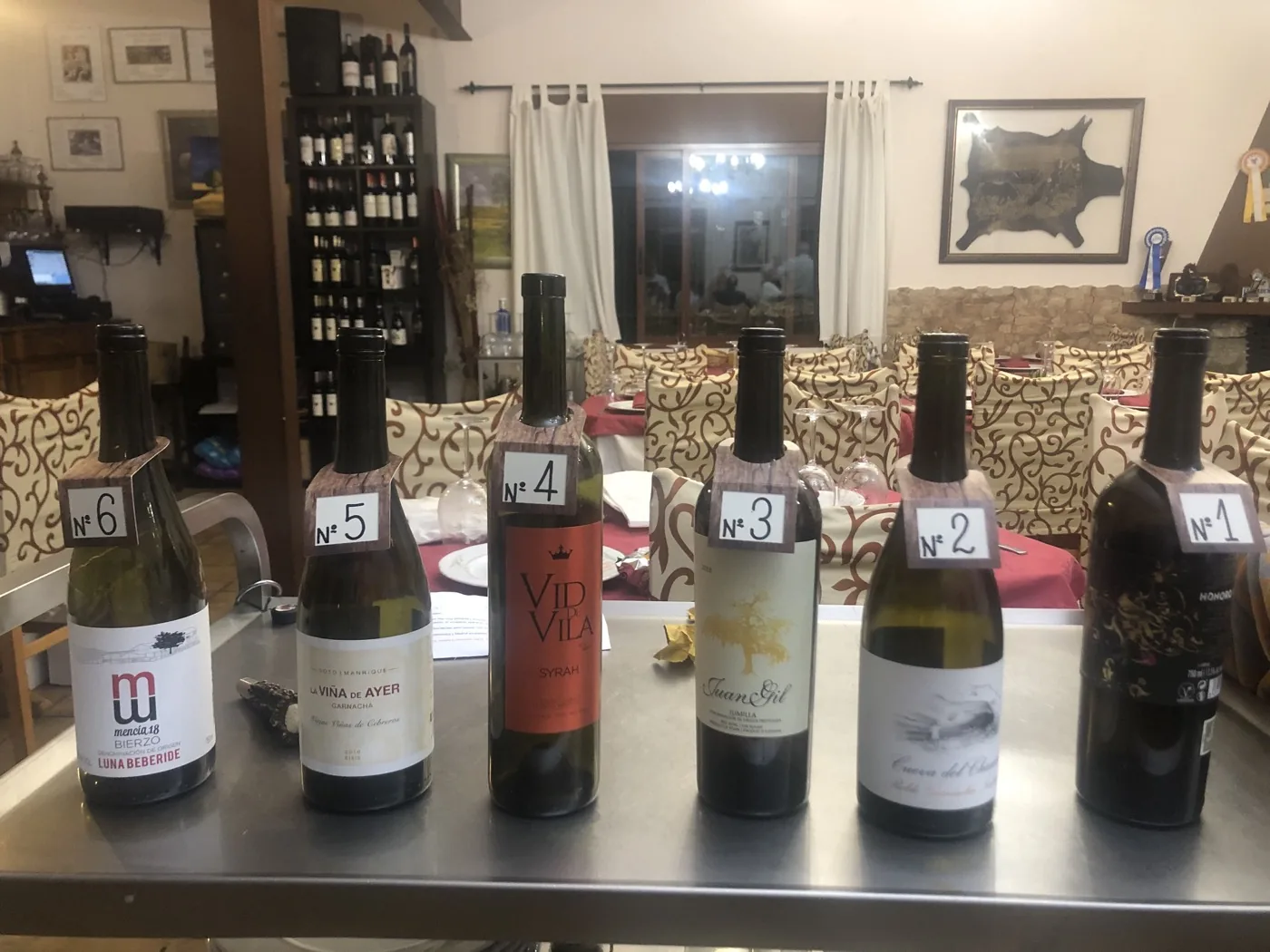 Cata a ciegas de vinos monovarietales en el Asador Asomadilla