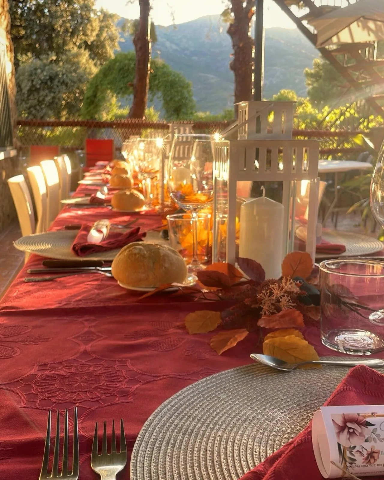 Mesa de la cena a puerta cerrada del 29 de agosto en el Asador La Asomadilla, con velas y el Valle del Tiétar al fondo