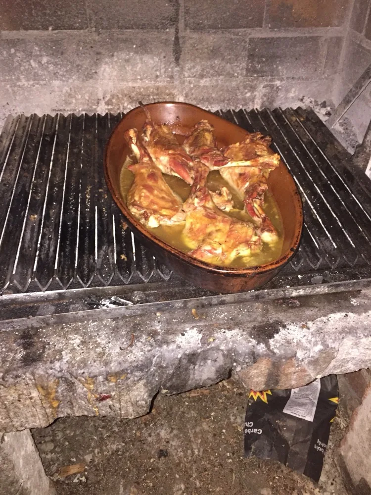 Cabrito lechal asado en horno de leña