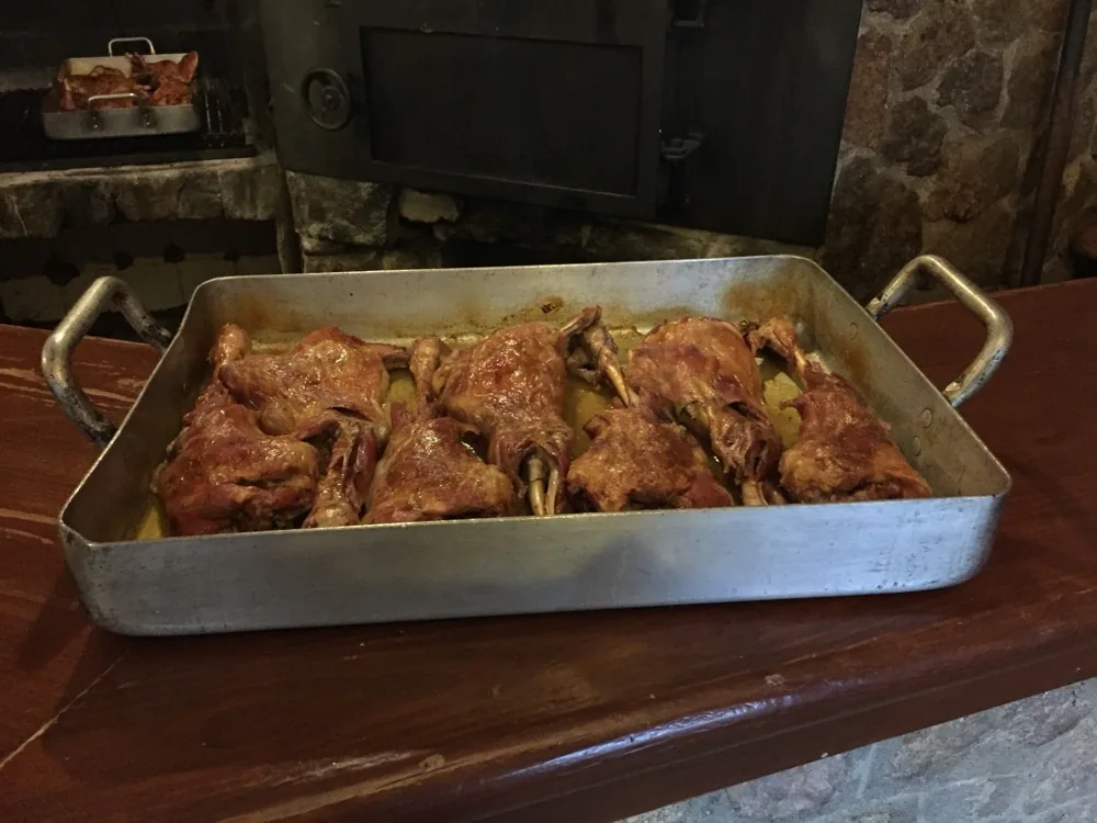 Cordero lechal asado en horno de leña