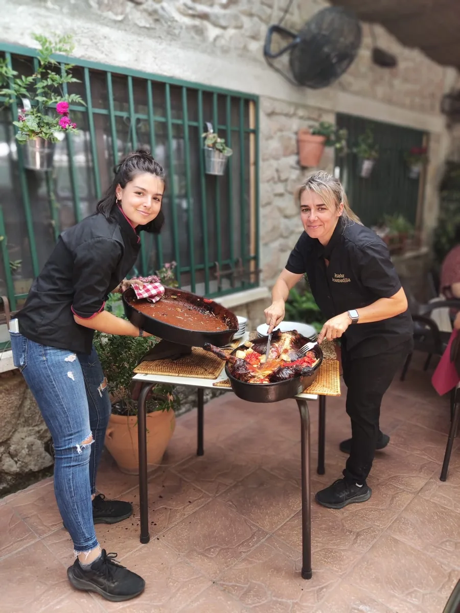 María y Susi con los asados del Asador Asomadilla