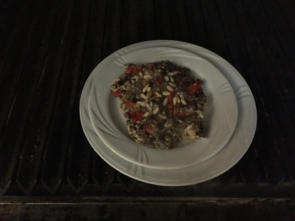 Revuelto de morcilla con piñones