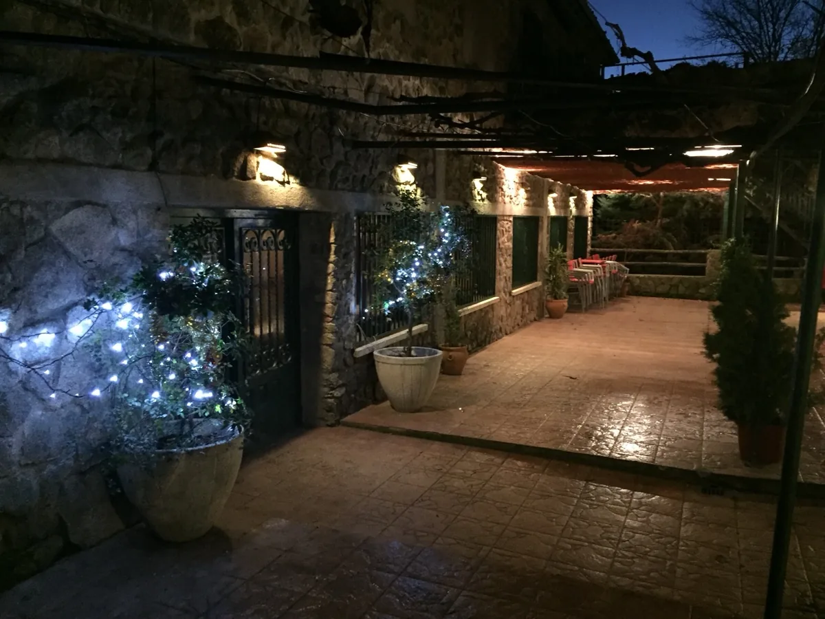 Terraza del Asador Asomadilla de noche