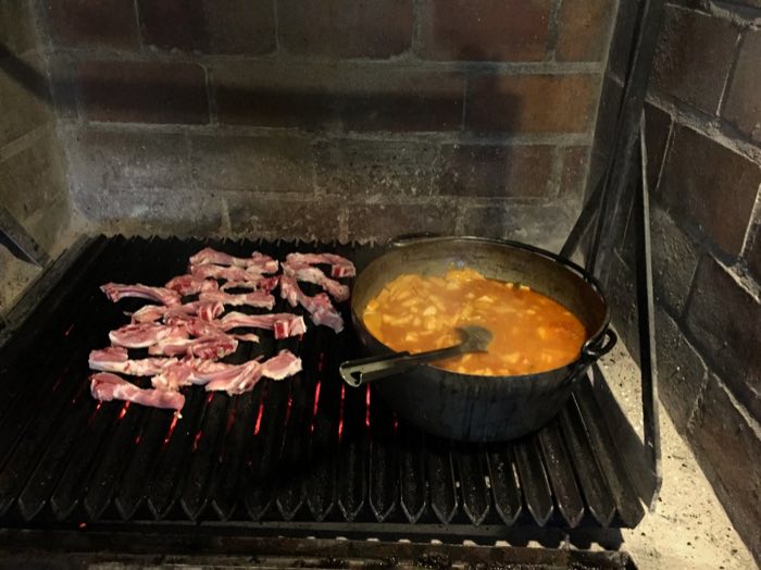 Patatas al caldero y chuletillas